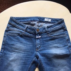 Closed low rise straight leg jean. Size 29